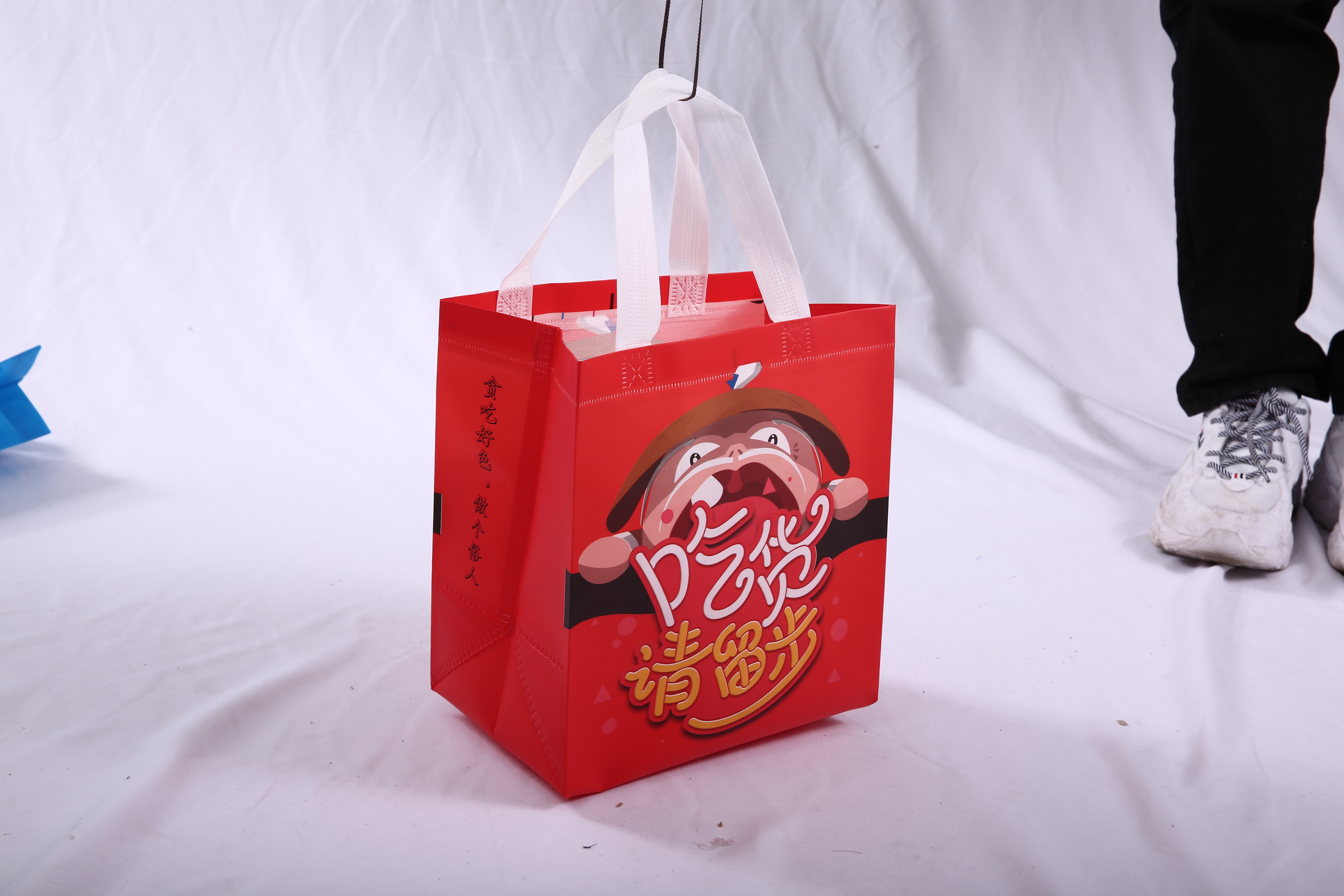 Rote umweltfreundliche Vliestasche für Werbeaktion